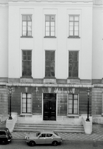 831395 Gezicht op de achteringang aan de Korte Minrebroederstraat te Utrecht van het stadhuis (Stadhuisbrug 1).